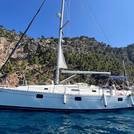 Magnific Sailboat Next To The Beach Bcn Badalona Exterior photo